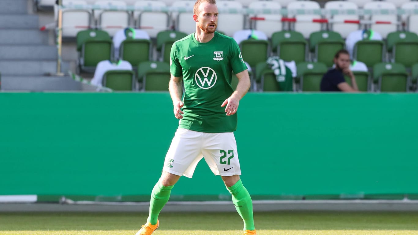 Maximilian Arnold vom VfL Wolfsburg steht auf dem Spielfeld: Der Mittelfeldspieler wurde wohl nicht so schwer verletzt wie zuerst befürchtet.