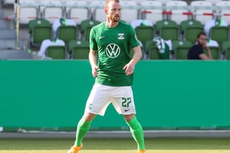 Maximilian Arnold vom VfL Wolfsburg steht auf dem Spielfeld: Der Mittelfeldspieler wurde wohl nicht so schwer verletzt wie zuerst befürchtet.