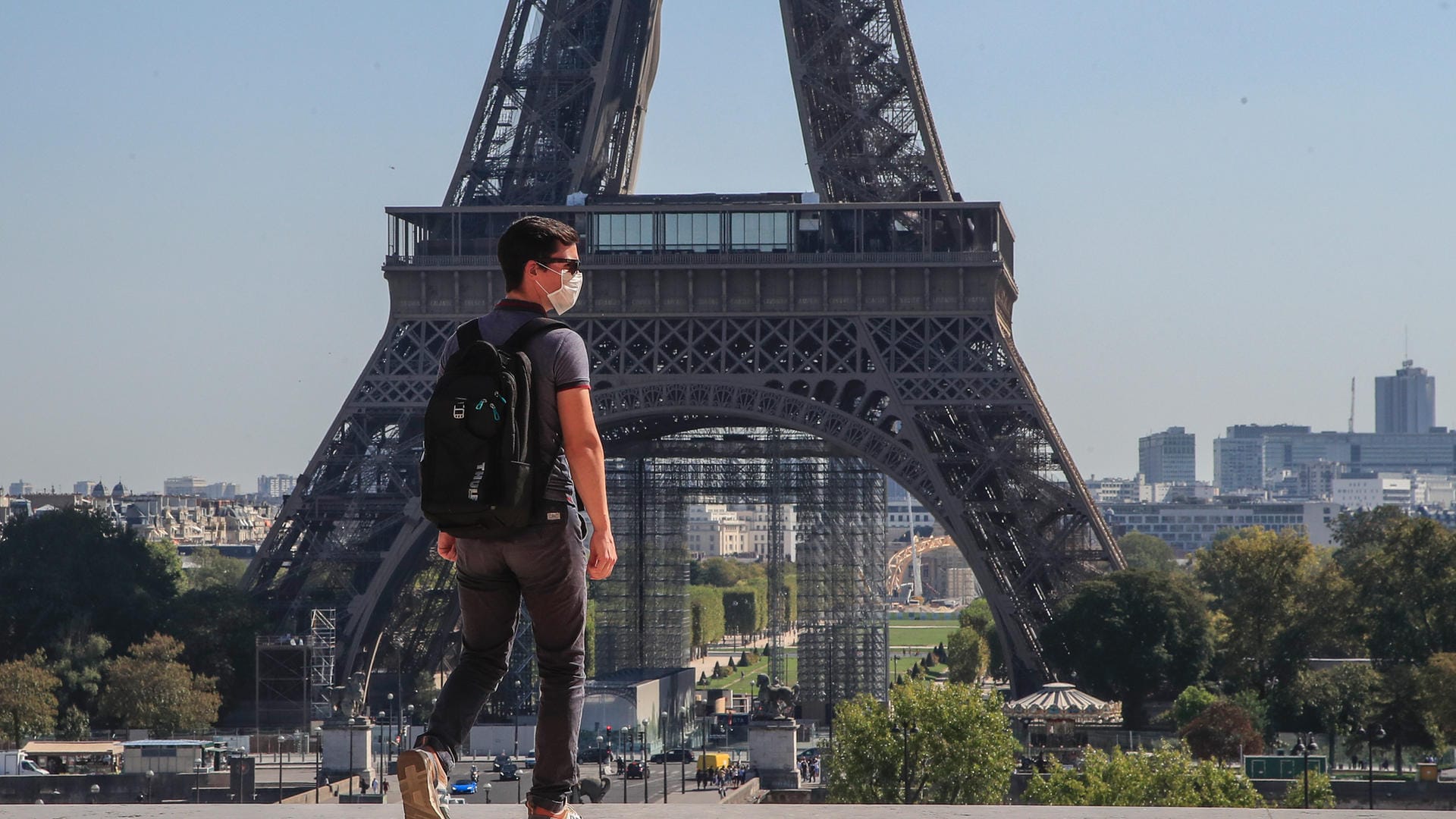 Passant vor dem Eiffelturm: Nicht nur in Paris, auch in anderen Städten steigen die Infektionszahlen stark an.