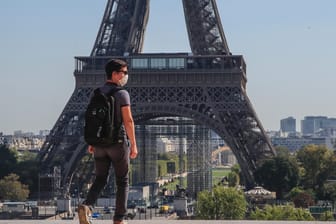 Passant vor dem Eiffelturm: Nicht nur in Paris, auch in anderen Städten steigen die Infektionszahlen stark an.