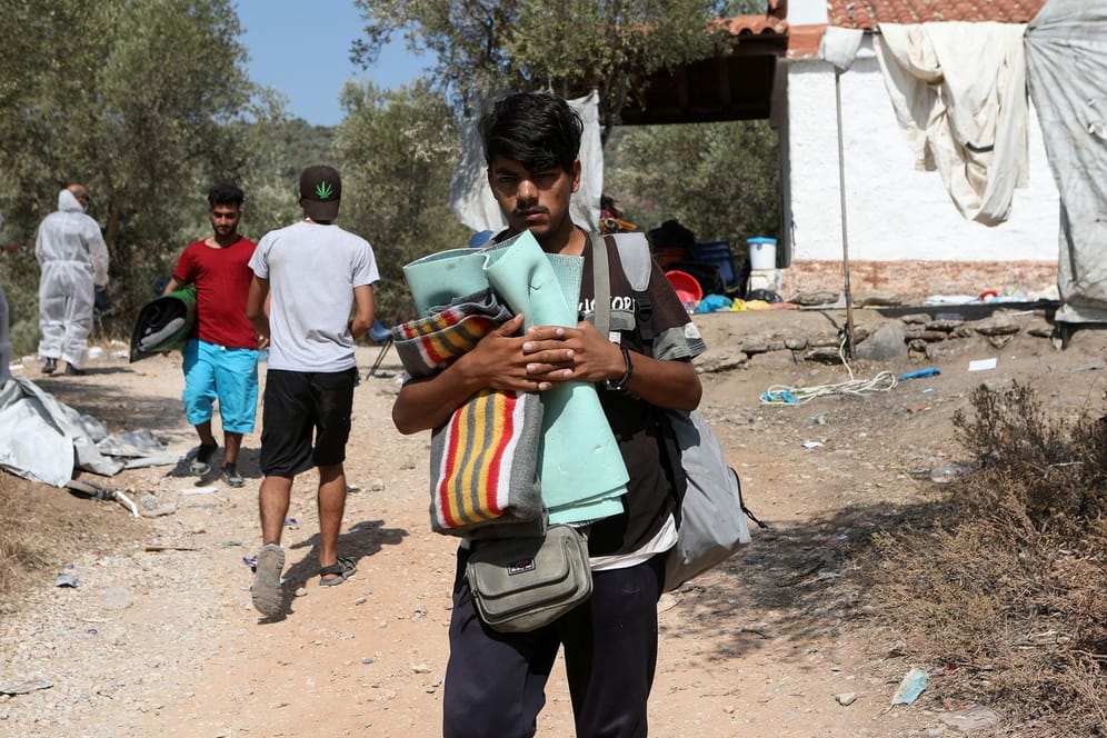 Lesbos: Migranten packen ihre wenigen Habseligkeiten, um in ein neues Lager umzuziehen.