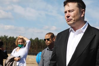 Tesla-Chef Elon Musk bei seinem Deutschland-Besuch Anfang September: Überwachungsanlagen auf vier Rädern.