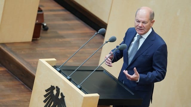 Finanzminister Olaf Scholz will auch im kommenden Jahr die im Grundgesetz verankerte Schuldenbremse aussetzen. Finanzminister Olaf Scholz will auch im kommenden Jahr die im Grundgesetz verankerte Schuldenbremse aussetzen.