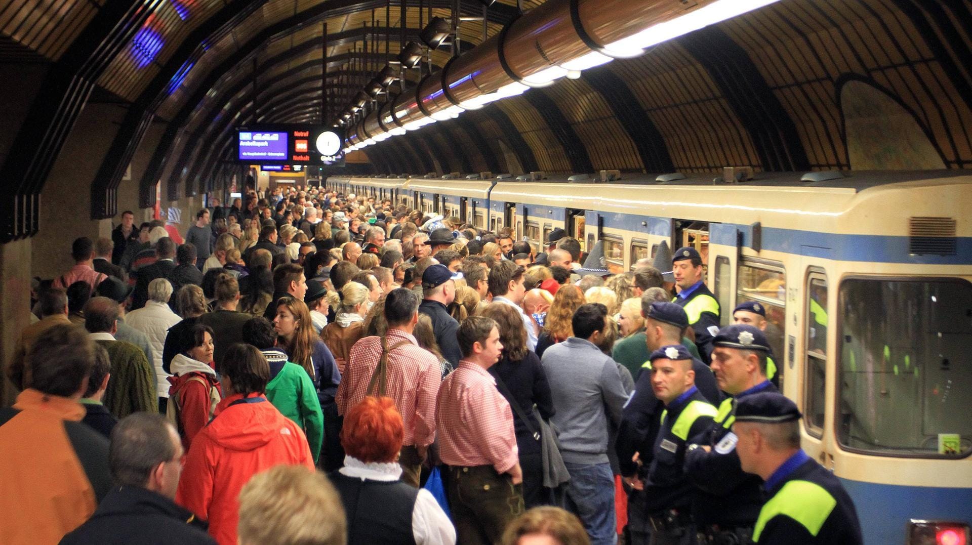 Gedränge an der U-Bahn Theresienwiese (Archivbild): An den U-Bahnhöfen müssen zur Wiesnzeit viel mehr Menschen transportiert werden. Gedränge an der U-Bahn Theresienwiese (Archivbild): An den U-Bahnhöfen müssen zur Wiesnzeit viel mehr Menschen transportiert werden.