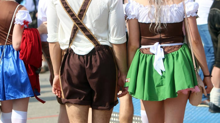 Modesünden auf dem Oktoberfest in München: Viele Touristen denken, sie müssten Tracht auf dem Oktoberfest tragen, und kaufen dann billige Imitate.