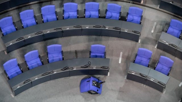 Der inzwischen auf 709 Sitze angewachsene Bundestag soll kleiner werden. Der inzwischen auf 709 Sitze angewachsene Bundestag soll kleiner werden.