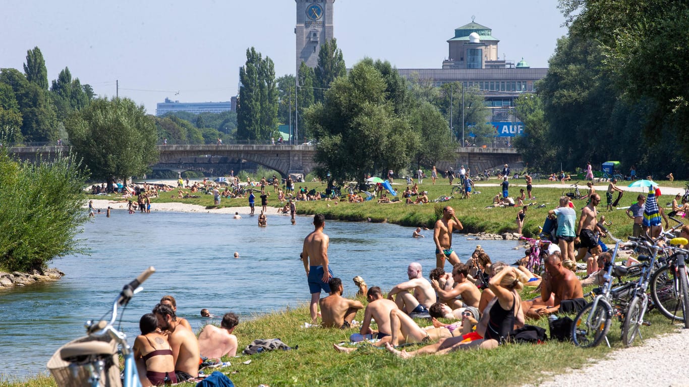 Menschen baden an der Isar: In München haben die Corona-Fälle einen Grenzwert erreicht.