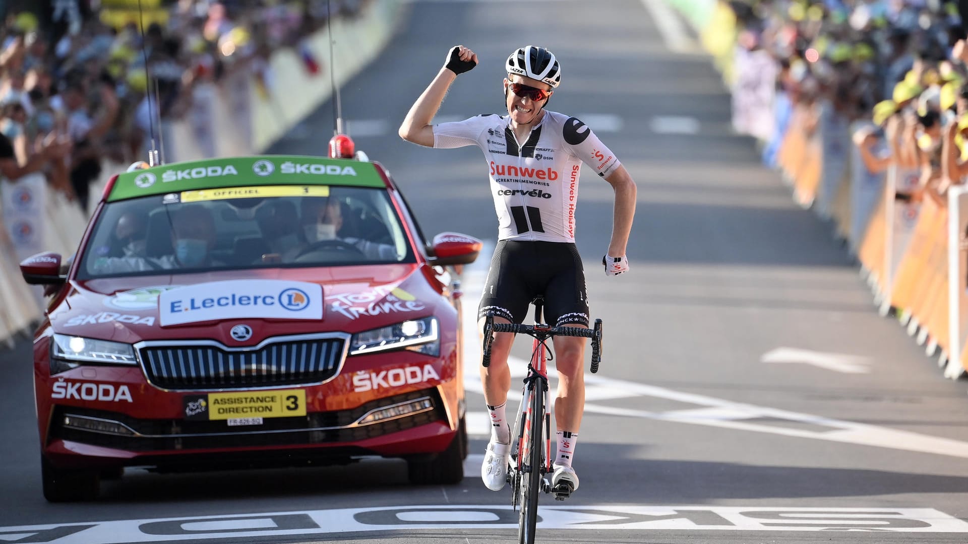 Mit geballter Faust: Sören Kragh Andersen beim Überqueren der Ziellinie der 19. Tour-Etappe.