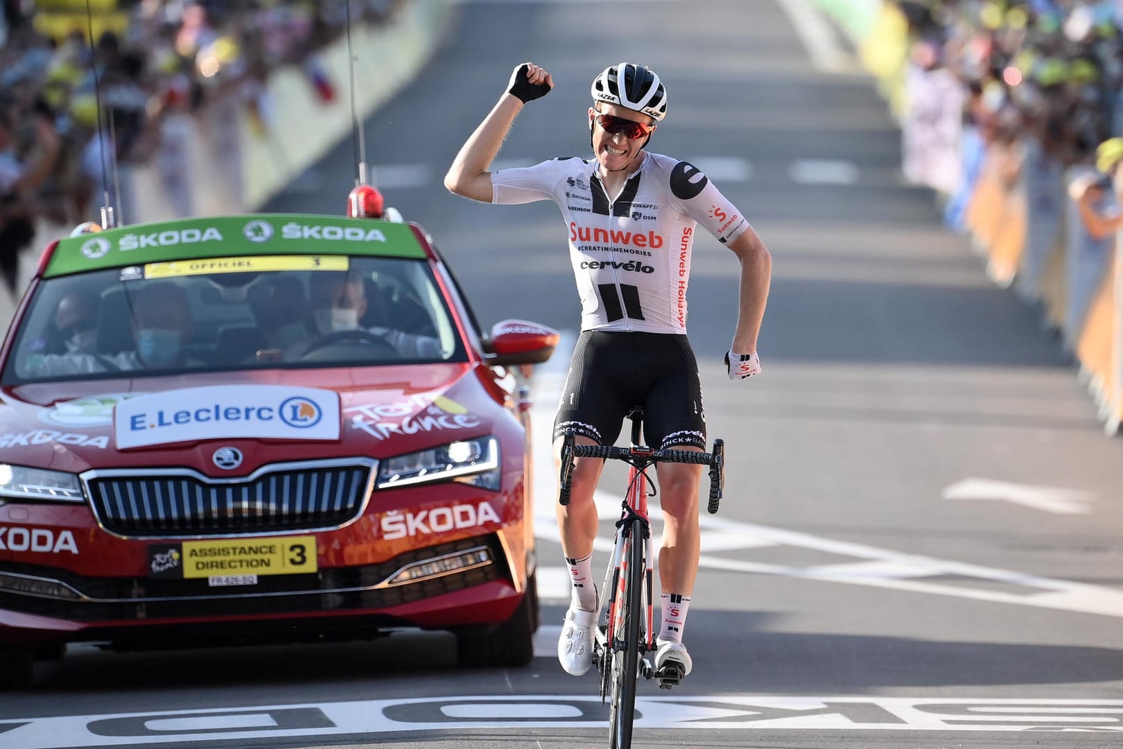 Mit geballter Faust: Sören Kragh Andersen beim Überqueren der Ziellinie der 19. Tour-Etappe.