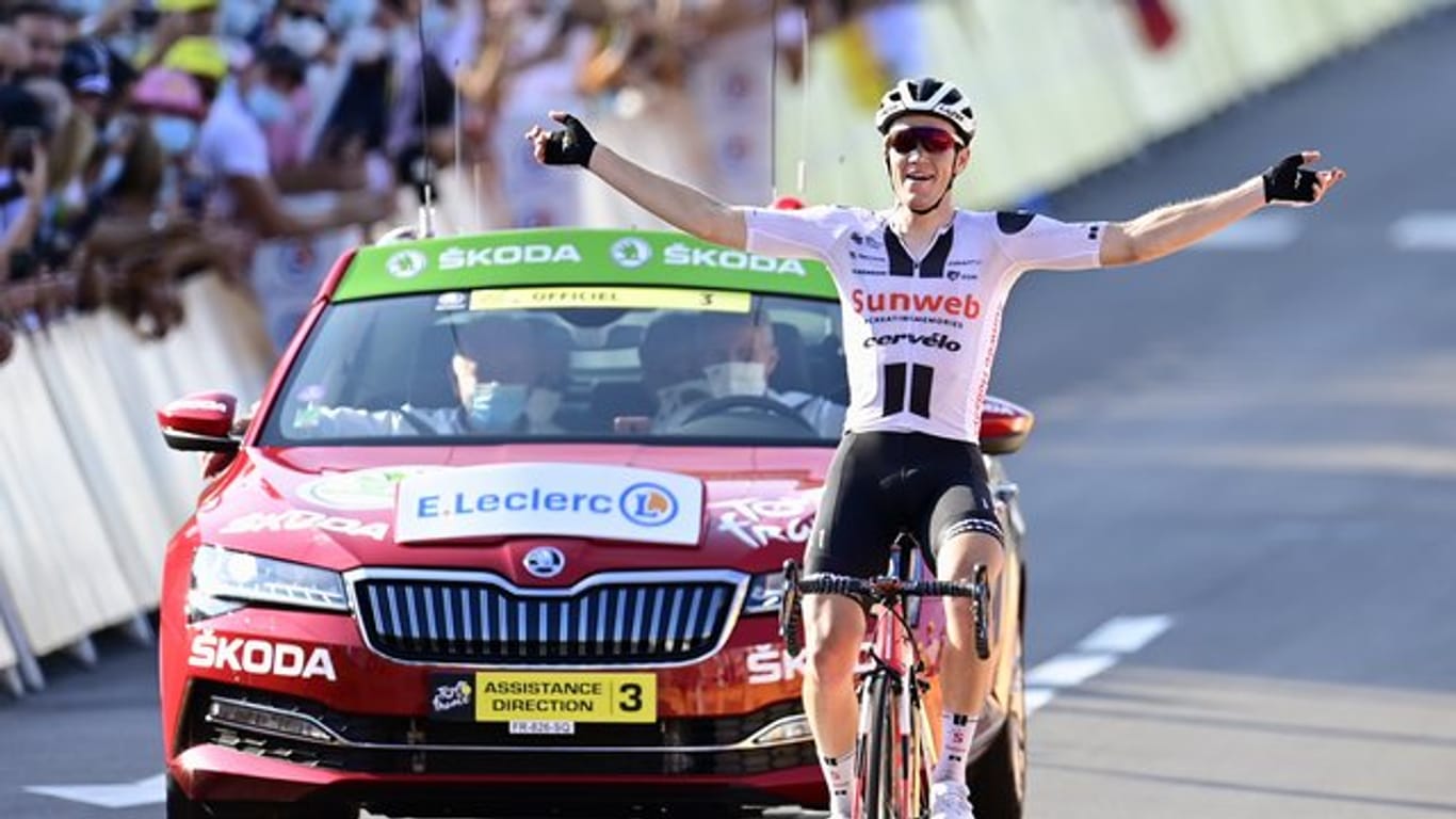 Sören Kragh Andersen jubelt über seinen zweiten Etappensieg bei der Tour de France.