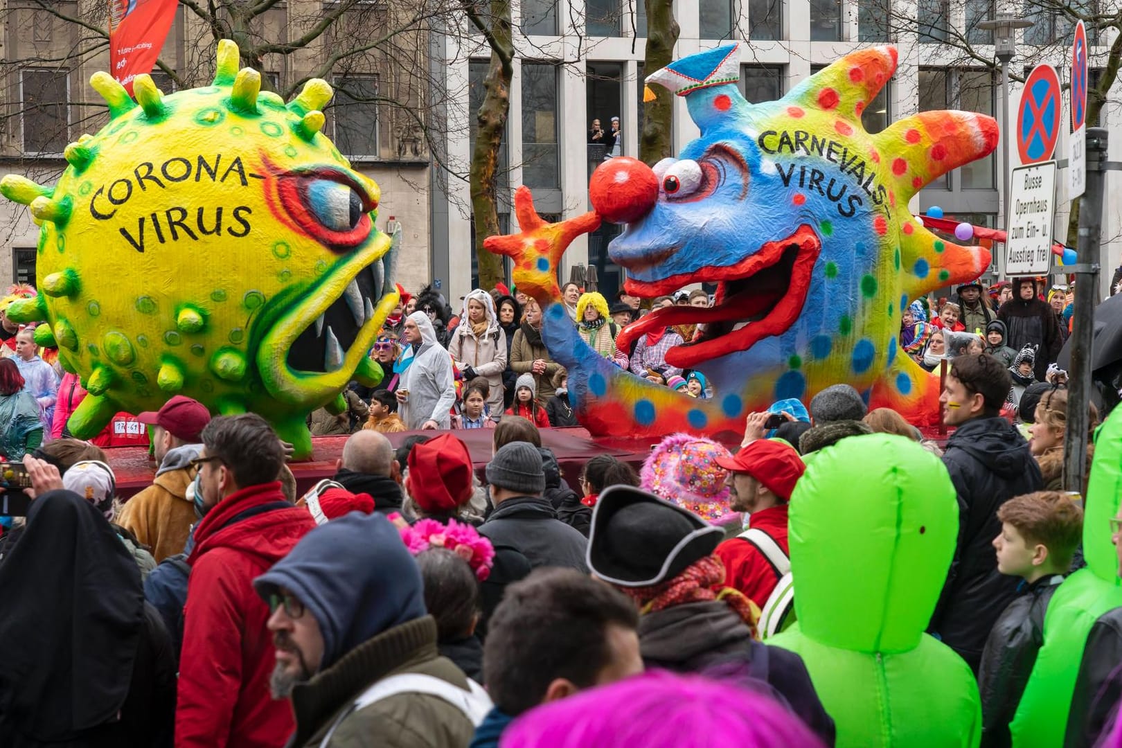 Rosenmontagszug in Düsseldorf: Veranstaltungen wie diese stehen auf dem Prüfstand.