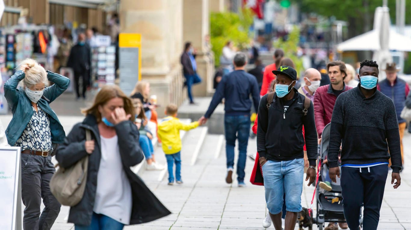 Stuttgarter Fußgängerzone (Symbolbild): Die Corona-Krise hat zum schlimmsten Einbruch der deutschen Wirtschaft seit Ende des Zweiten Weltkriegs geführt.