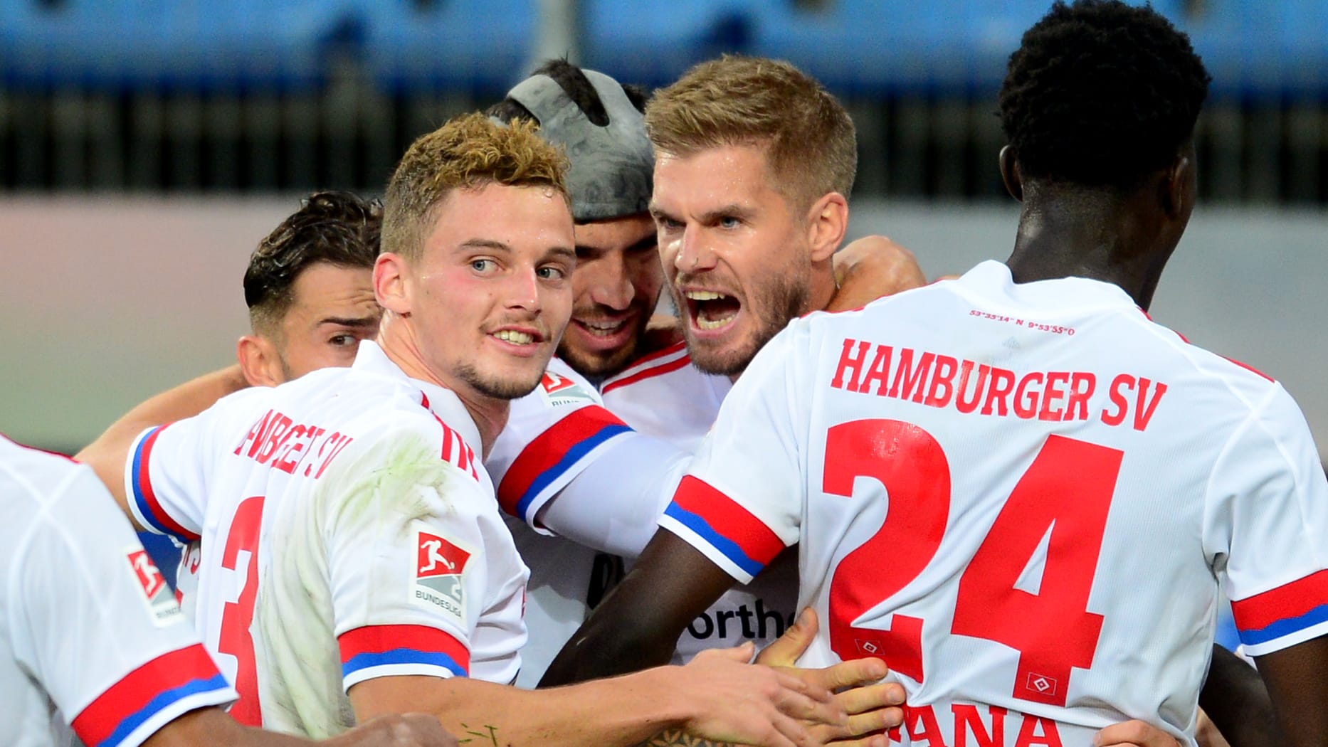 HSV-Doppeltorschütze: Simon Terodde (M.) war der gegen Düsseldorf der Matchwinner . HSV-Doppeltorschütze: Simon Terodde (M.) war der gegen Düsseldorf der Matchwinner .