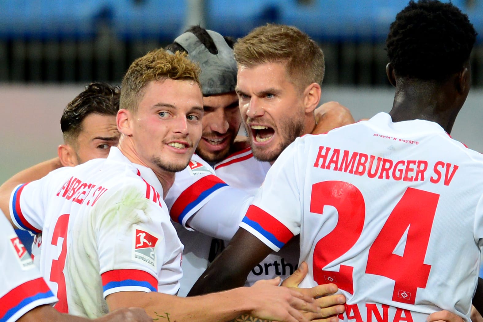 HSV-Doppeltorschütze: Simon Terodde (M.) war der gegen Düsseldorf der Matchwinner .