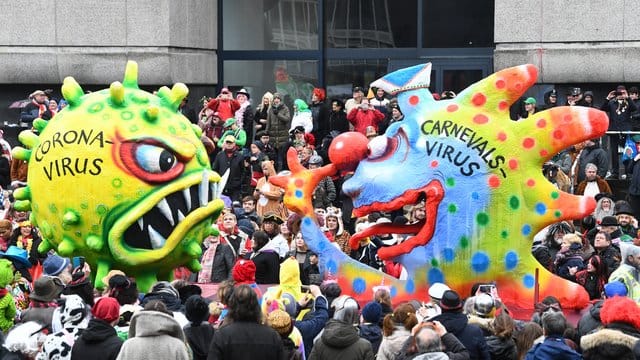Motivwagen beim Rosenmontagszug 2020 in Düsseldorf.