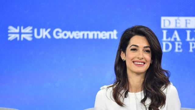 Anwältin Amal Clooney ist aus Protest gegen die Haltung der britischen Regierung von ihrem Amt als Sonderbeauftragte für Pressefreiheit zurückgetreten. Anwältin Amal Clooney ist aus Protest gegen die Haltung der britischen Regierung von ihrem Amt als Sonderbeauftragte für Pressefreiheit zurückgetreten.