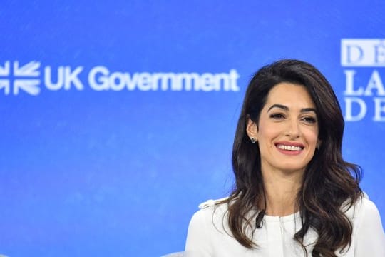 Anwältin Amal Clooney ist aus Protest gegen die Haltung der britischen Regierung von ihrem Amt als Sonderbeauftragte für Pressefreiheit zurückgetreten.