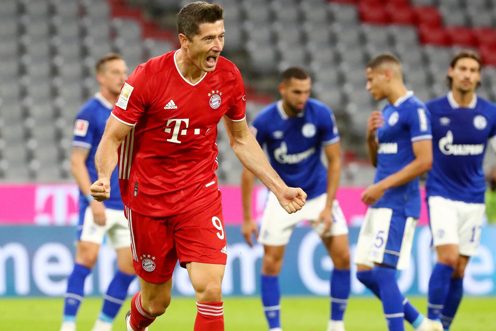 Jubel: Robert Lewandowski feiert sein Tor, die Schalker (hinten) sind ratlos.
