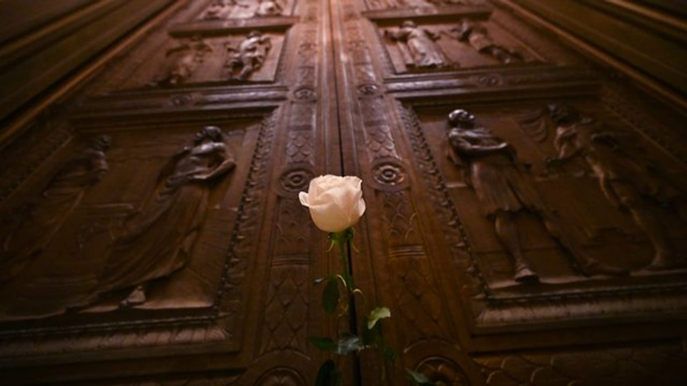 Eine Rose steckt in der Tür des Obersten Gericht der USA, in Gedenken an die Richterin Ruth Bader Ginsburg.