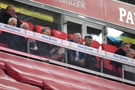 Auf der Ehrentribüne hielt die Führungsriege des FC Bayern nicht den Abstand von 1,50 Meter ein.