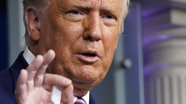 "Wir gehen davon aus, genug Impfdosen für jeden Amerikaner zum April zu haben": Donald Trump. "Wir gehen davon aus, genug Impfdosen für jeden Amerikaner zum April zu haben": Donald Trump.