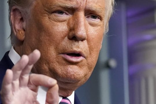 "Wir gehen davon aus, genug Impfdosen für jeden Amerikaner zum April zu haben": Donald Trump.