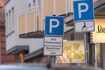 Anwohnerparken: Aus Sicht des Umweltbundesamts muss das Parken teurer werden.