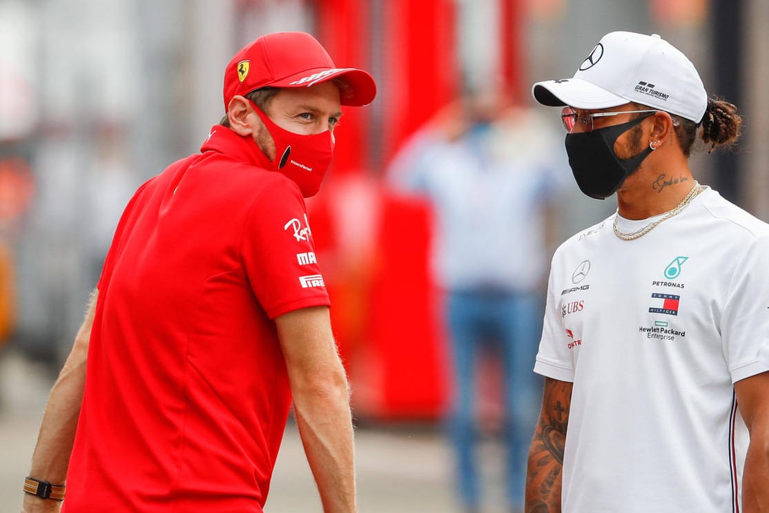 Sebastian Vettel und Lewis Hamilton (r.): Die Rennfahrer könnten bald schon wieder vor Publikum die F1-Runden drehen.