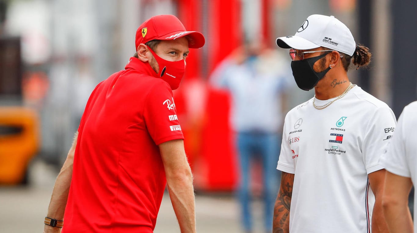 Sebastian Vettel und Lewis Hamilton (r.): Die Rennfahrer könnten bald schon wieder vor Publikum die F1-Runden drehen.