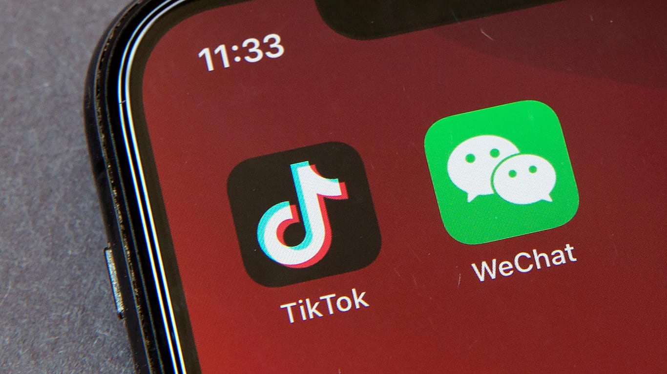 Das Logo von TikTok und WeChat auf einem Smartphone: Die US-Regierung geht gegen beide Apps vor.