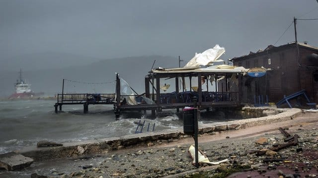 Wellen brechen im Hafen von Argostoli in einer Taverne ein. Wellen brechen im Hafen von Argostoli in einer Taverne ein.