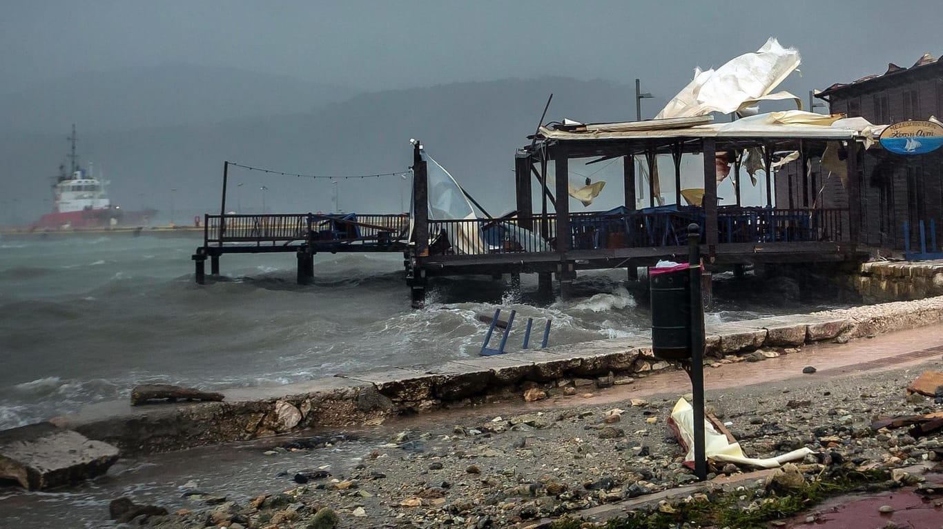 Wellen im Hafen von Argostoli: Der schwere Herbststurm "Ianos" bewegte sich langsam entlang der Küste der Peloponnes.