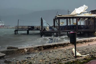 Wellen im Hafen von Argostoli: Der schwere Herbststurm "Ianos" bewegte sich langsam entlang der Küste der Peloponnes.