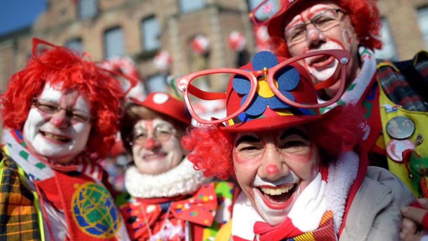 Clowns in Düsseldorf beim Rosenmontagszug im Jahr 2015.