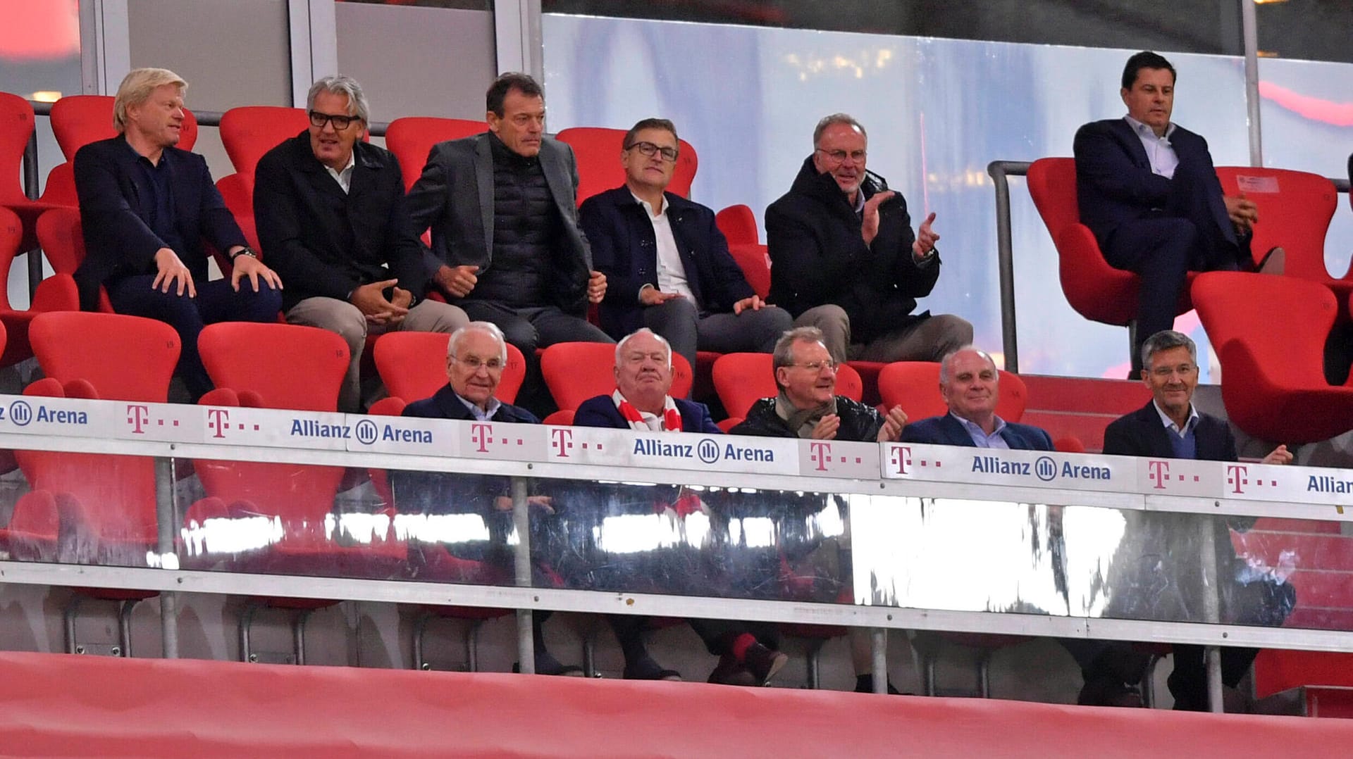 Allianz Arena: Die Bosse des FC Bayern sitzen beim Spiel gegen Schalke dicht beieinander ohne Maske und Abstand. Allianz Arena: Die Bosse des FC Bayern sitzen beim Spiel gegen Schalke dicht beieinander ohne Maske und Abstand.