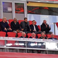 Allianz Arena: Die Bosse des FC Bayern sitzen beim Spiel gegen Schalke dicht beieinander ohne Maske und Abstand.