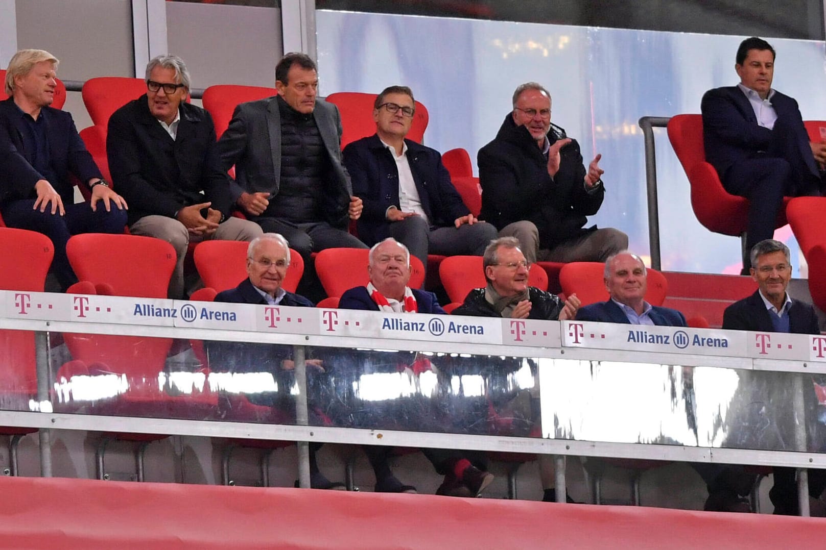 Allianz Arena: Die Bosse des FC Bayern sitzen beim Spiel gegen Schalke dicht beieinander ohne Maske und Abstand.