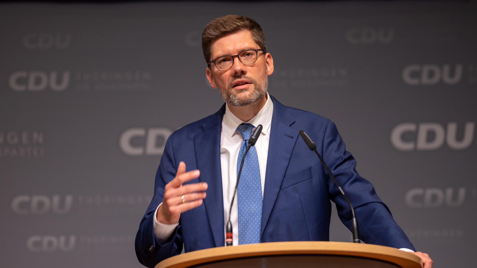 Christian Hirte: Mit 67,6 Prozent der Stimmen wählte die Landespartei den ehemaligen Ost-Beauftragten des Bundes zum neuen Vorsitzenden. Christian Hirte: Mit 67,6 Prozent der Stimmen wählte die Landespartei den ehemaligen Ost-Beauftragten des Bundes zum neuen Vorsitzenden.