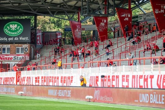 Mit einem Transparent üben die Fans vom 1.