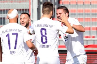 Die Spieler von Erzgebirge Aue feiern das 3:0 im Spiel gegen die Würzburger Kickers.