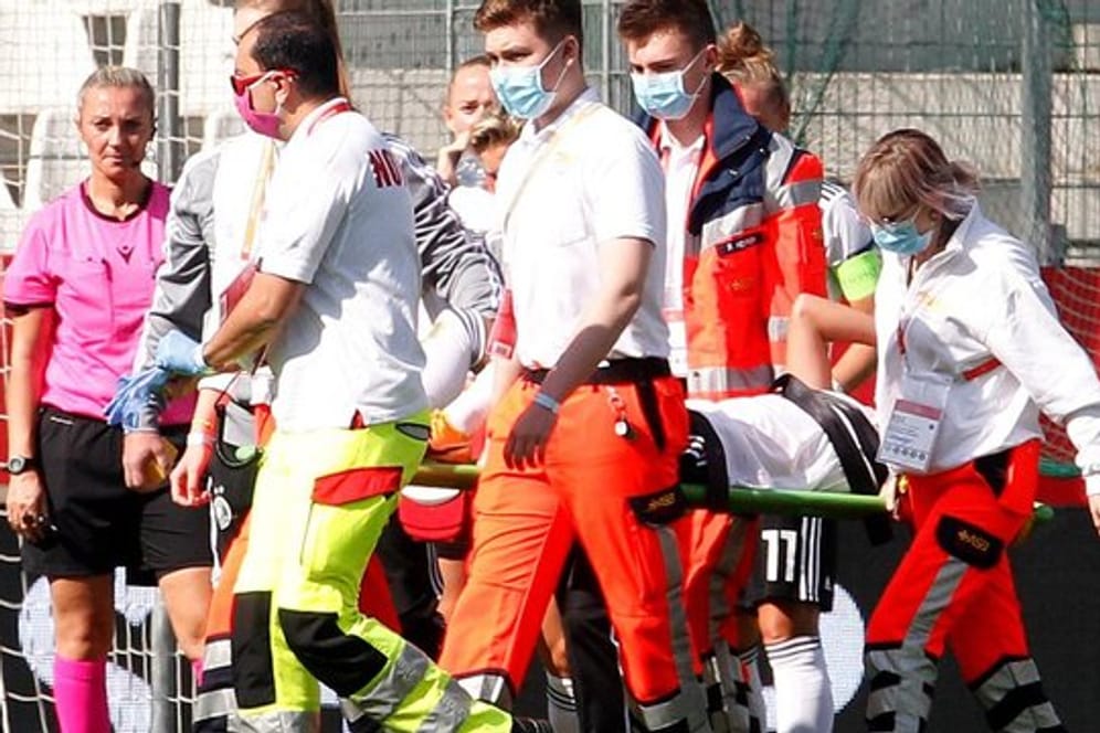 Nationalspielerin Giulia Gwinn wird verletzt vom Platz getragen und ins Krankenhaus gebracht.