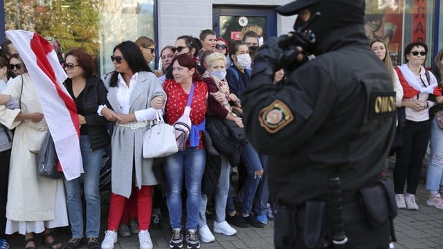 Trotz Gewaltandrohung durch die Polizei in Belarus (Weißrussland) haben sich Frauen in Minsk zu einem neuen Protestmarsch gegen Staatschef Lukaschenko versammelt. Trotz Gewaltandrohung durch die Polizei in Belarus (Weißrussland) haben sich Frauen in Minsk zu einem neuen Protestmarsch gegen Staatschef Lukaschenko versammelt.