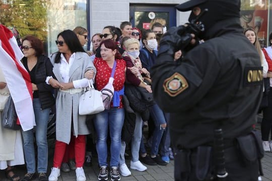 Trotz Gewaltandrohung durch die Polizei in Belarus (Weißrussland) haben sich Frauen in Minsk zu einem neuen Protestmarsch gegen Staatschef Lukaschenko versammelt.