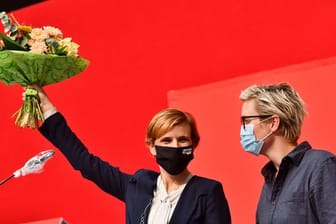 Linken-Chefin Katja Kipping auf dem Landesparteitag der Linken in Thüringen neben der Landesvorsitzenden der Linken in Thüringen, Susanne Hennnig-Wellsow.