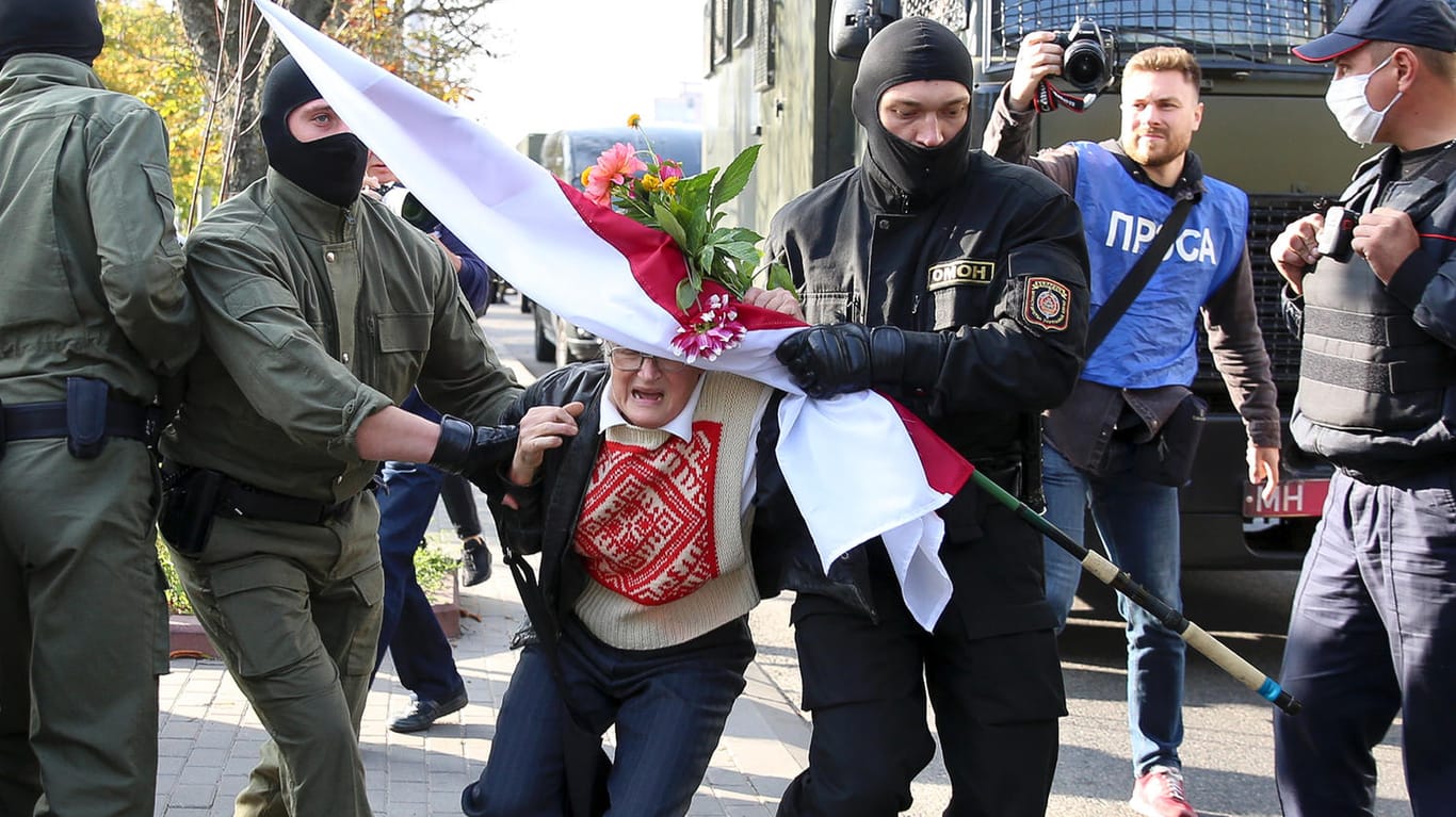 Polizisten tragen Nina Baginskaja weg: Die 73 Jahre alte Frau kämpfte schon zu Sowjetzeiten gegen das kommunistische Regime in Belarus.