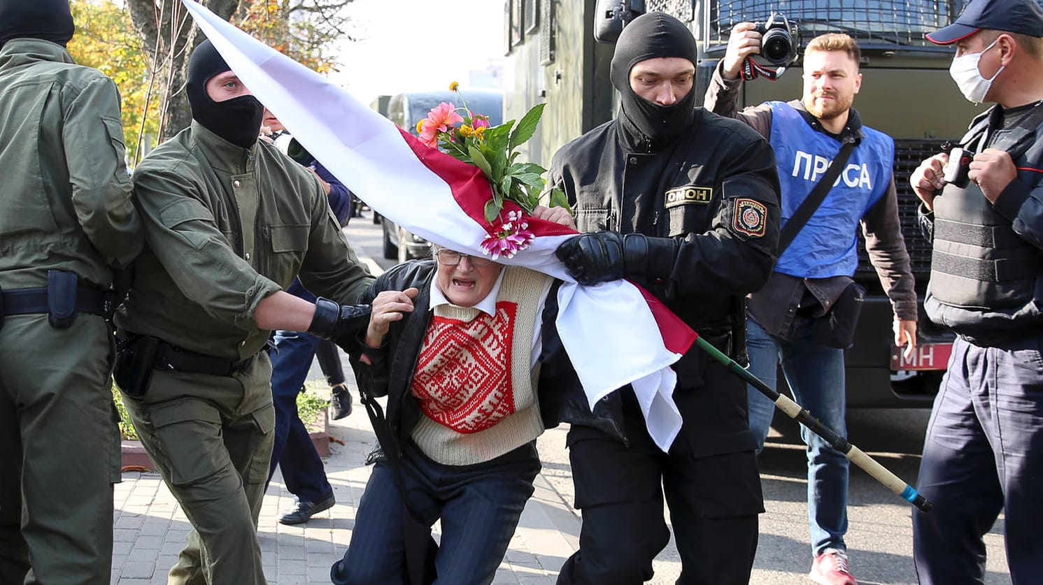 Polizisten tragen Nina Baginskaja weg: Die 73 Jahre alte Frau kämpfte schon zu Sowjetzeiten gegen das kommunistische Regime in Belarus. Polizisten tragen Nina Baginskaja weg: Die 73 Jahre alte Frau kämpfte schon zu Sowjetzeiten gegen das kommunistische Regime in Belarus.