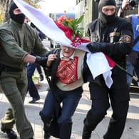 Polizisten tragen Nina Baginskaja weg: Die 73 Jahre alte Frau kämpfte schon zu Sowjetzeiten gegen das kommunistische Regime in Belarus.