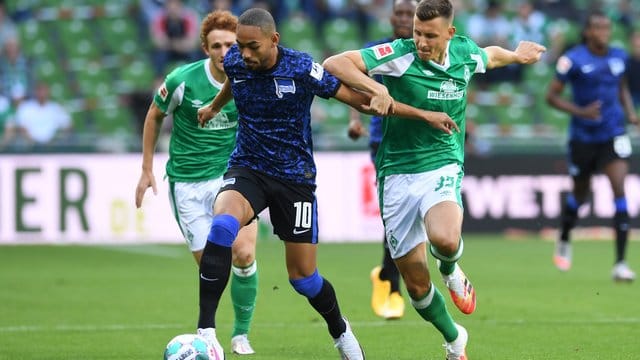 Josh Sargent (l) und Maximilian Eggestein (r) von Werder Bremen versuchen Herthas Matheus Cunha zu stoppen. Josh Sargent (l) und Maximilian Eggestein (r) von Werder Bremen versuchen Herthas Matheus Cunha zu stoppen.