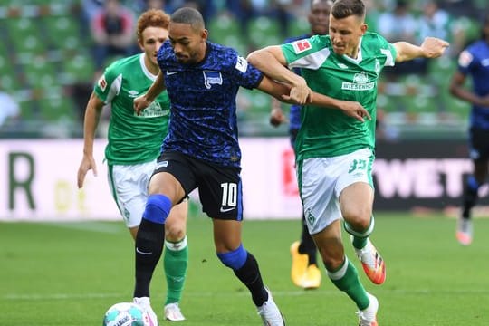 Josh Sargent (l) und Maximilian Eggestein (r) von Werder Bremen versuchen Herthas Matheus Cunha zu stoppen.