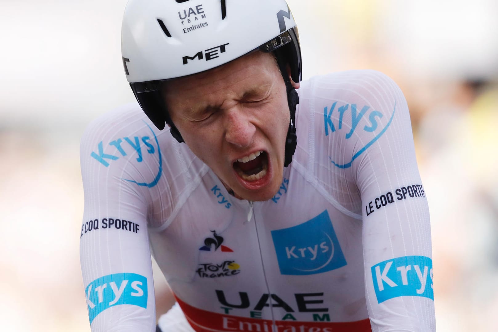 Sieg beim Zeitfahren einen Tag vor Tour-Schluss: Tadej Pogacar beim überqueren der Ziellinie in La Planche des Belles Filles.